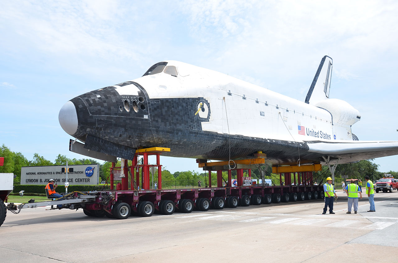 Shuttle Replica Takes Sunday Drive to Space Center Houston